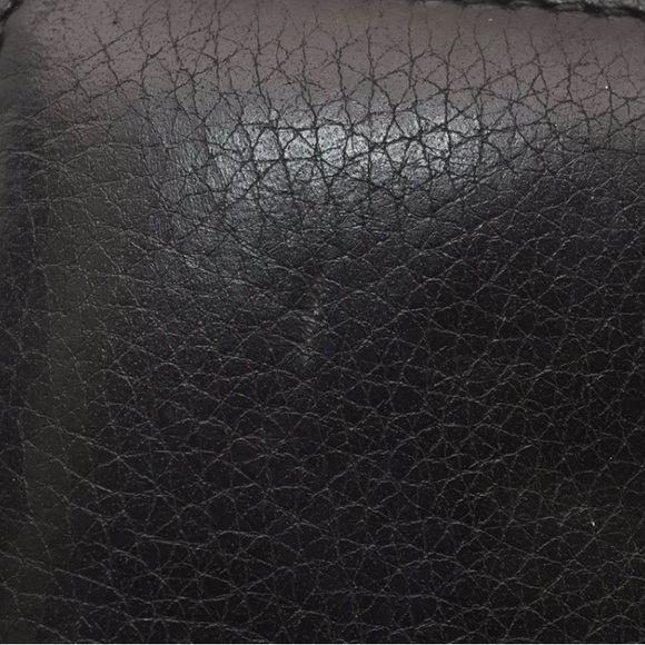 Authentic Gucci woman’s wallet A couple small nicks here and there - Picture 4 of 16